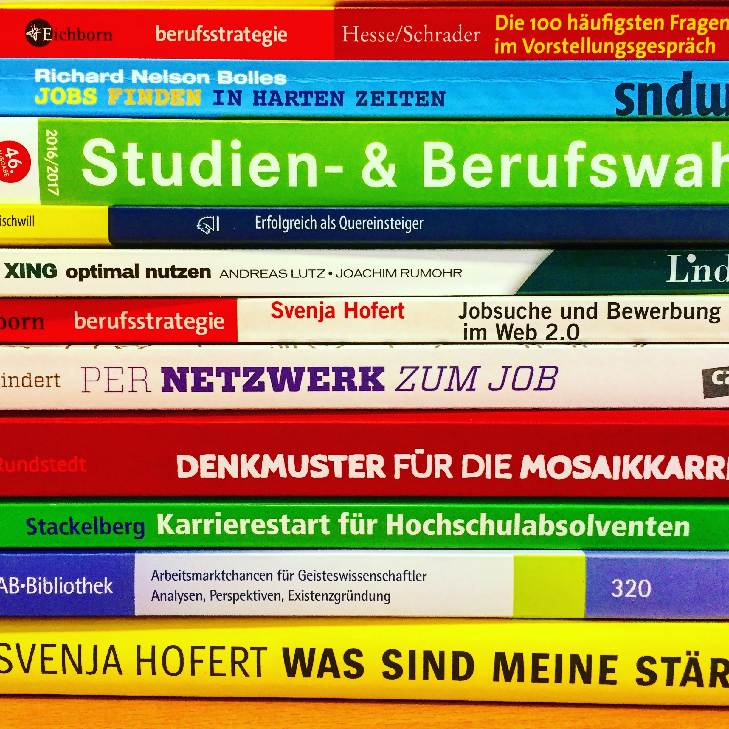 Geisteswissenschaften studiert? Wie dir der Berufseinstieg gelingt. Auf dem Bild zu sehen ist ein Stapel Fachbücher rund um den Berufseinstieg und -wechsel