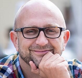 Ein Foto des freien Redakteurs Stanley Vitte, der in Folge 16 des LVQ-Podcast über Barcamps und das Podcamp spricht